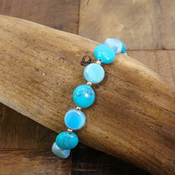 Turquoise color bracelet with turquoise stones, glass beads and small gold beads - Picture 8 of 12